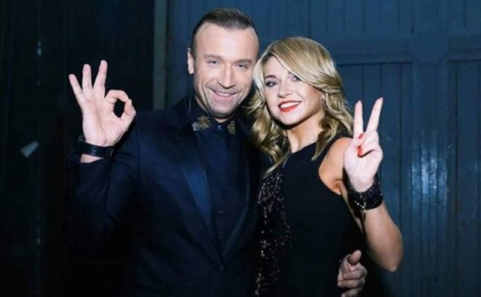 Олег Винник вивів на сцену Таюне та обійняв біляву дівчинку