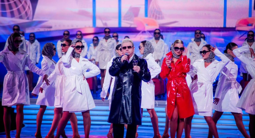 Вже не юний орел: Михайло Поплавський не соромлячись виплясував у компанії студенток 