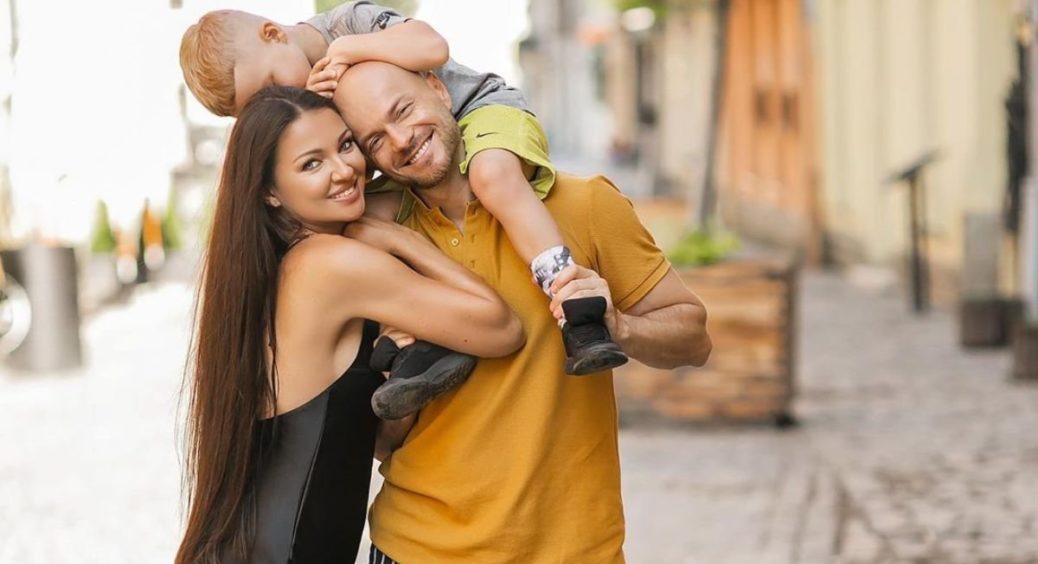 В піжамах та без гриму: Влад Яма показав, як вони з родиною прикрашають ялинку (ФОТО) 