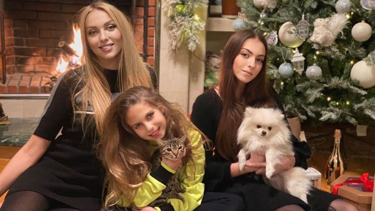 Оля Полякова з доньками
