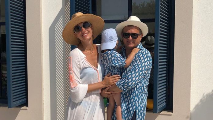 Типова поза для фотографування з дитиною 