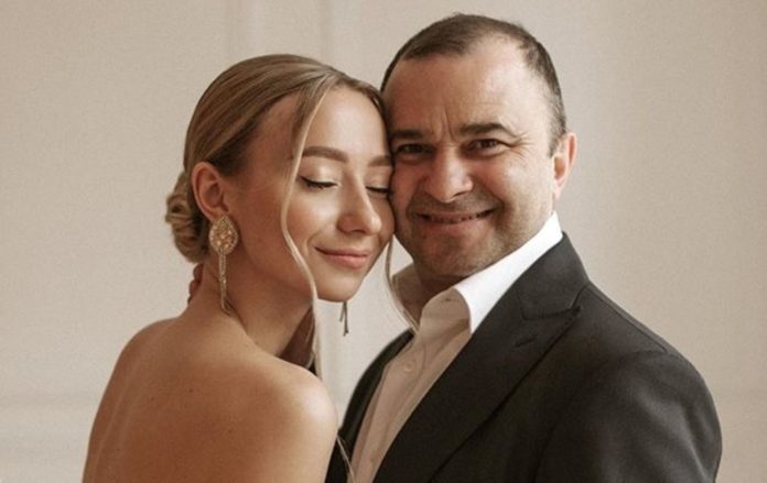 Молода дружина Віктора Павліка покинула артиста і зустрічає захід сонця вже не з ним Молода дружина Віктора Павліка покинула артиста і зустрічає захід сонця вже не з ним