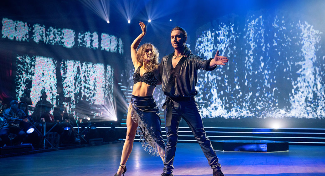 Олена Шоптенко у легкій кофтинці похизувалася стрункою фігурою: Олег Винник скаженіє 