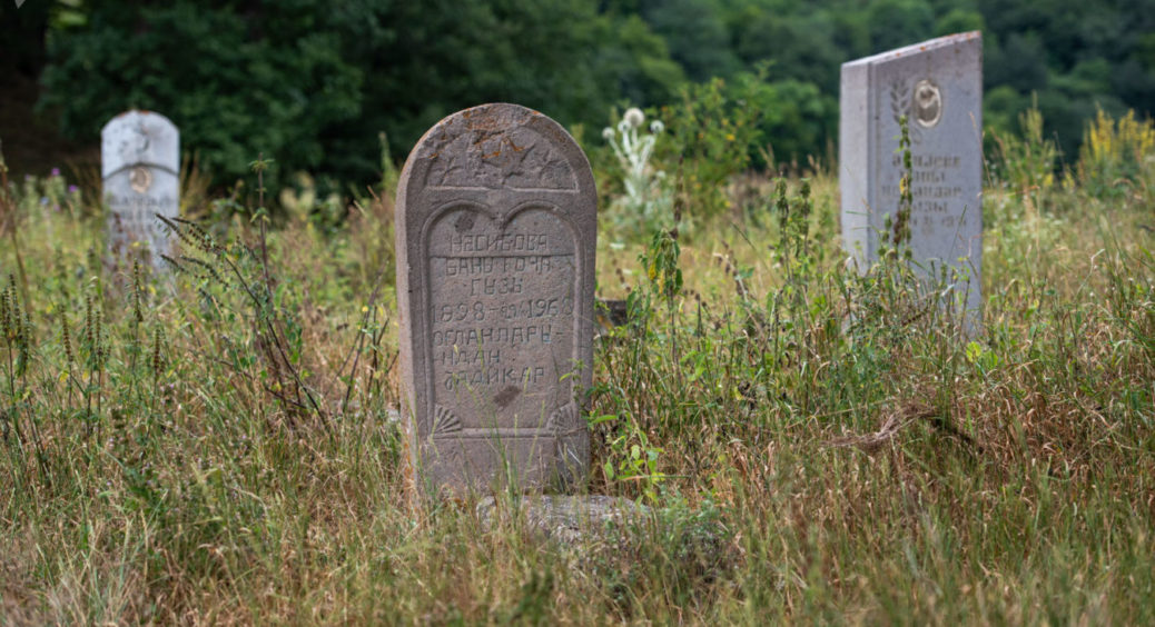 Жінці довелося прикладатися до могили, аби вилікувати страшну хворобу: моторошна історія 