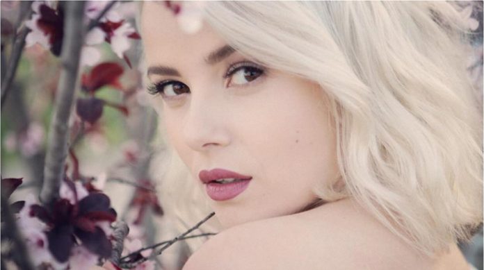 Міка Ньютон - справжній борець за життя