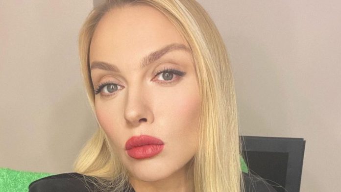 Суперблондинка Оля Полякова 