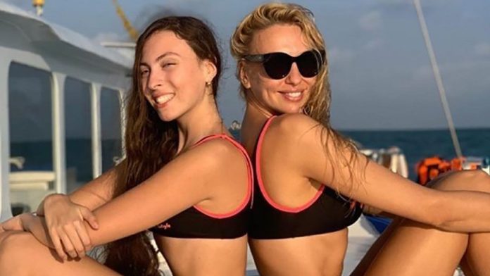 Оля Полякова з донькою машин