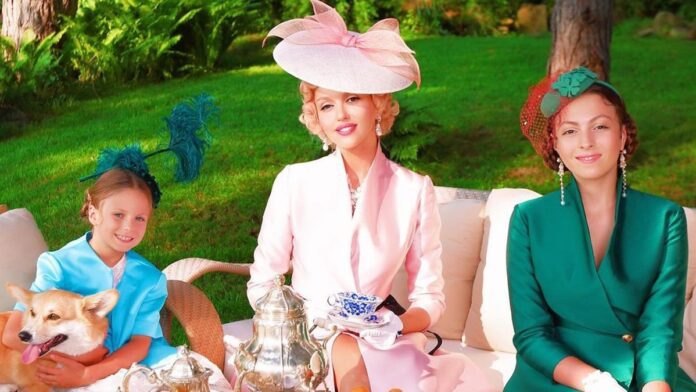 Оля Полякова з доньками