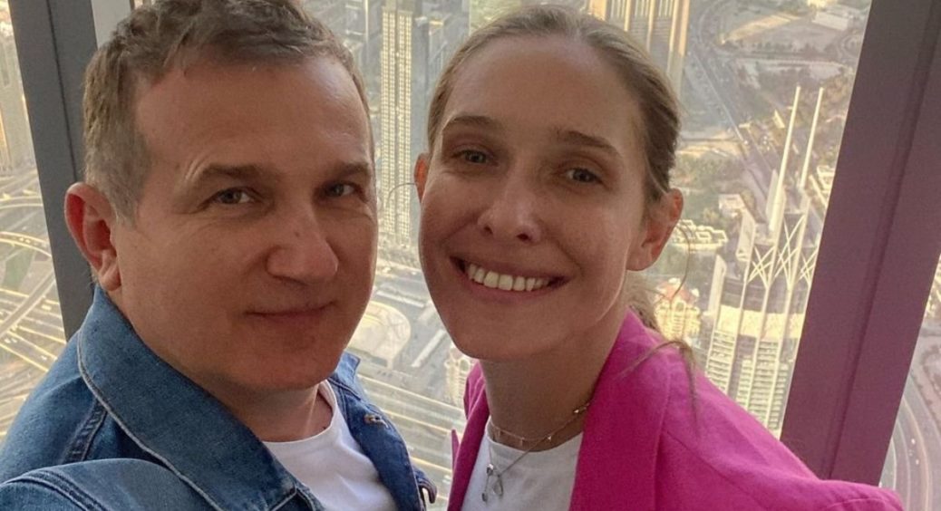 Вагітна Катя Осадча підкреслила зростаючий животик поясом, а фанатів попросили прокоментувати світлину 