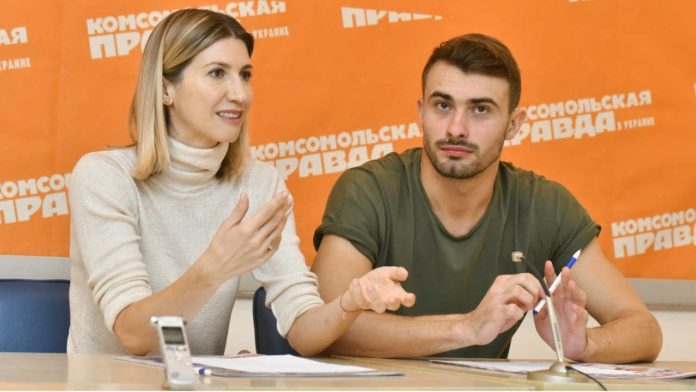 Аніта Луценко та Дарина Трегубова тестують систему блокування образливих висловлювань в Інстаграм.