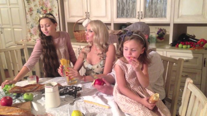 Оля Полякова з доньками