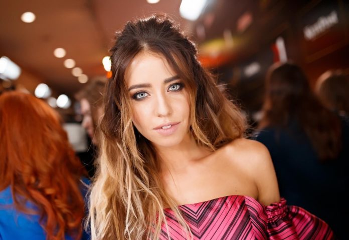 Надя Дорофєєва показала, як на неї дивляться інші чоловіки, та що про це думає її обранець Надя Дорофєєва показала, як на неї дивляться інші чоловіки, та що про це думає її обранець