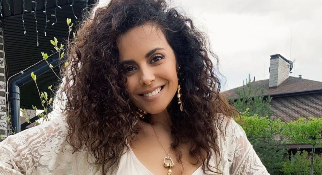 “Не можу дочекатись”: вагітна Настя Каменських підтвердила всі чутки та показала округлий живіт у купальнику 