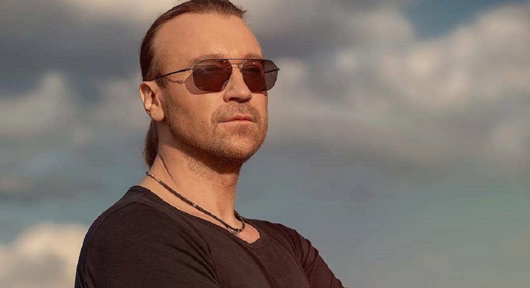 Олег Винник заінтригував фанатів фото біля літака: сам поїхав, а Таюне лишилася наодинці 