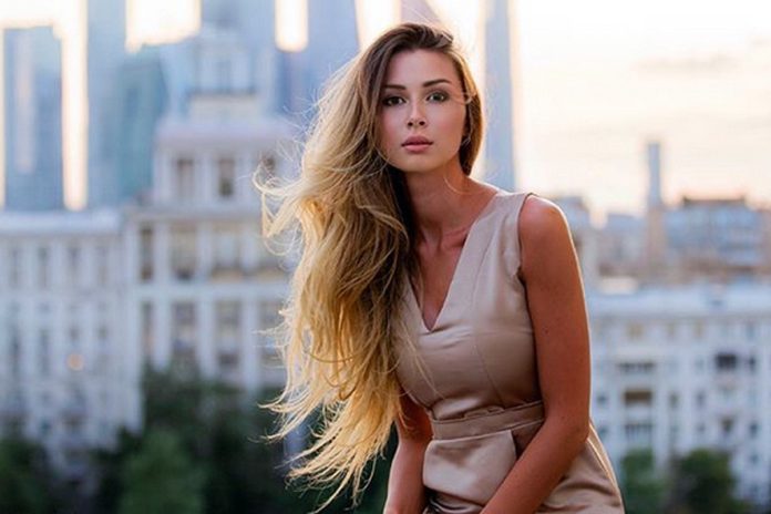 Донька онкохворої Анастасії Заворотнюк показала стрункі ніжки під розкішною шубою