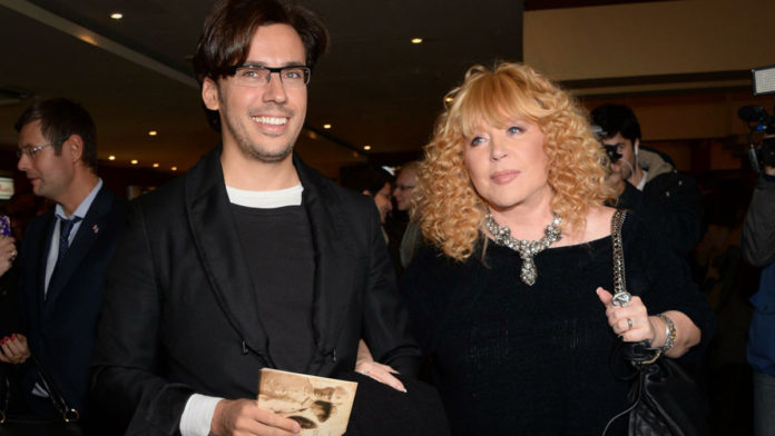 Максим Галкін змінив сферу діяльності та почав співати. Максим Галкін змінив сферу діяльності та почав співати.