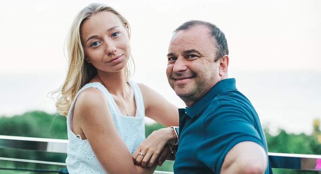 Молода дружина 55-річного Віктора Павліка затягнула чоловіка на терапію лікувати психіку: розлучення не буде? 