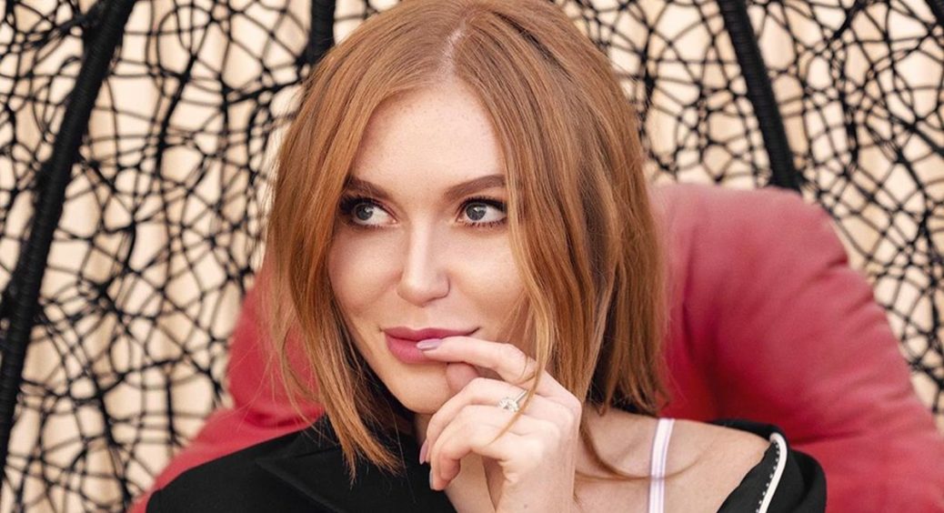 Вагітна Слава Камінська одягнула напівпрозору весільну сукню: “Я сказала йому так” 