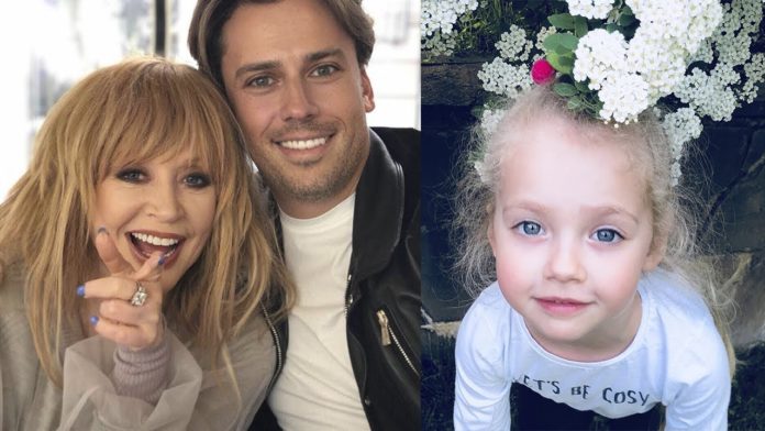 Ліза та Гаррі пожартували над Максимом Галкіним. Ліза та Гаррі пожартували над Максимом Галкіним.