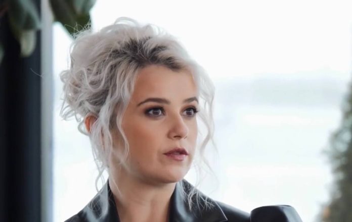 Міка Ньютон - справжній борець за життя