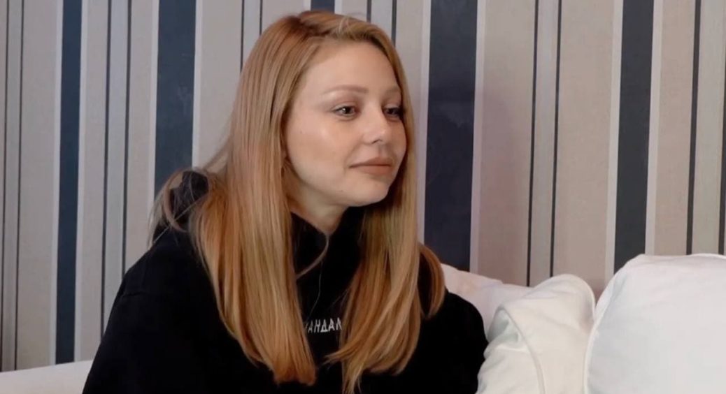 Тіна Кароль приїхала відвідати маму та брата: поп-діва позує з рідними без макіяжу і зачіски (ФОТО) 