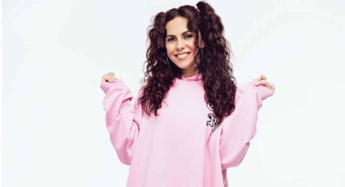 Вагітна Настя Каменських прикрасила величезний живіт пір'ям 