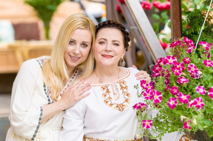 Як живе Ніна Матвієнко у компанії понаїхавшого зятя Мірзояна і доньки Тоні Як живе Ніна Матвієнко у компанії понаїхавшого зятя Мірзояна і доньки Тоні