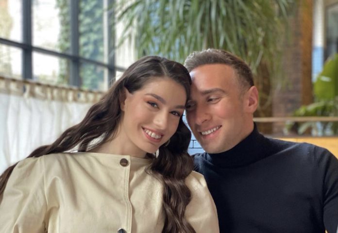 Іраклі Маккцарія поруч з обраницею 