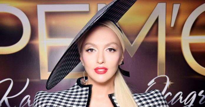 Оля Полякова публічно спалила свій кокошник Оля Полякова публічно спалила свій кокошник