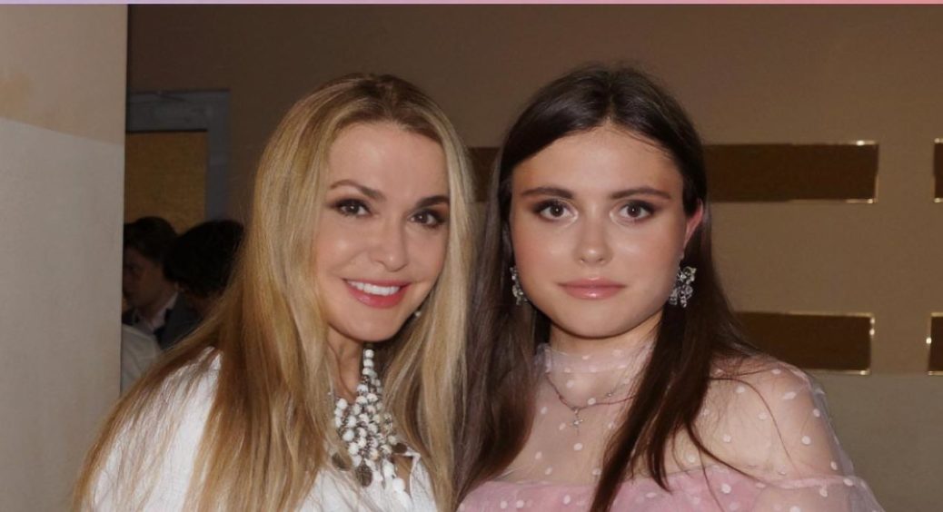 Молодша донька Ольги Сумської показала колаж на заклик про допомогу Маріуполю: у юні роки мудріша за сестру 