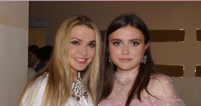 Молодша донька Ольги Сумської показала колаж на заклик про допомогу Маріуполю Молодша донька Ольги Сумської показала колаж на заклик про допомогу Маріуполю