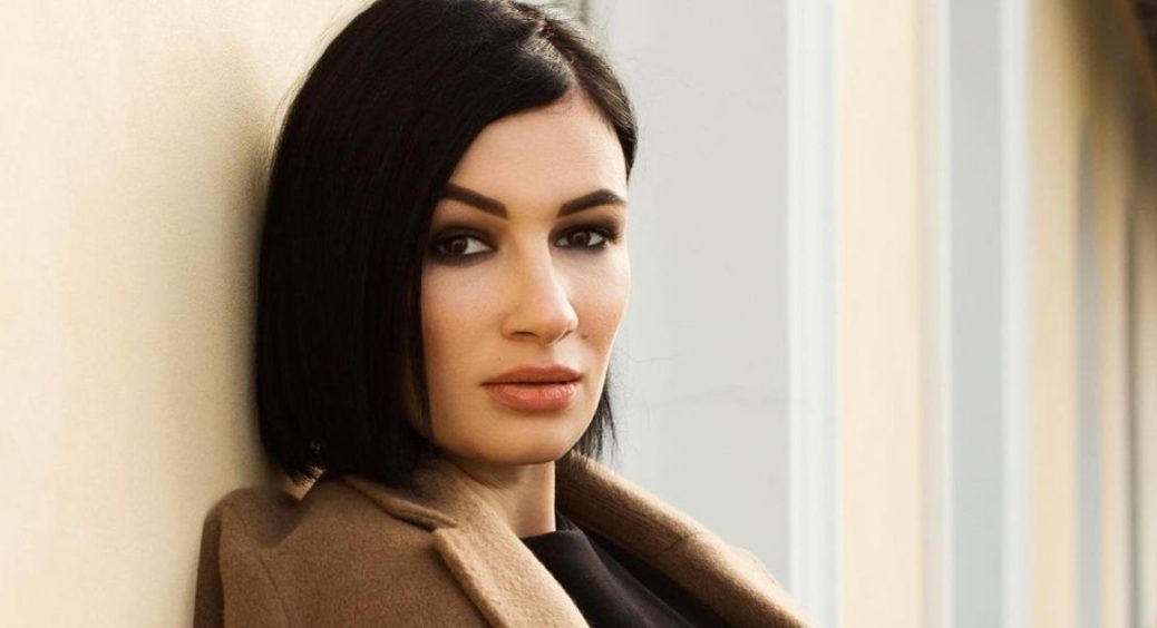 Двоповерховий маєток з просторими залами та коштовними елементами інтер’єру: де живе Анастасія Приходько 