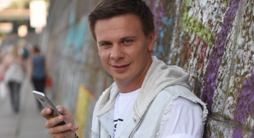 Життя Дмитра Комарова опинилося під загрозою через отруйну змію: телеведучий не стримував емоцій та жаху 