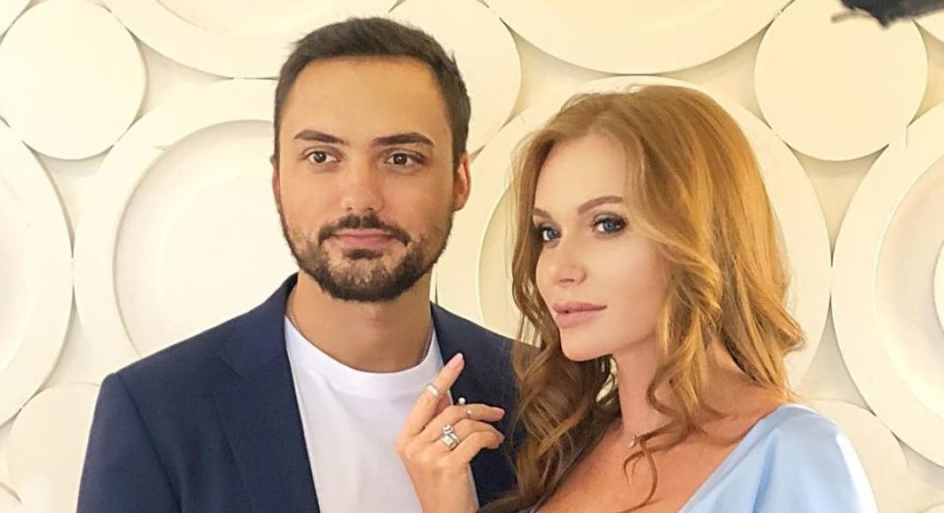 Слава Камінська возз’єдналася з колишнім чоловіком заради дітей: сім’я у повному зборі вирушила до школи 