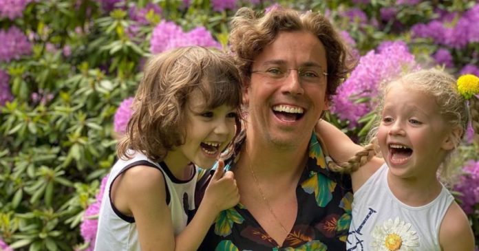 Максим Галкін разом з двійнятами