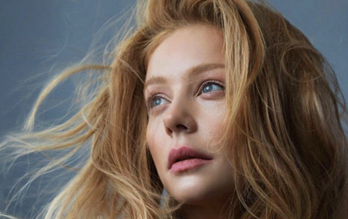 Обрізала волосся та зробила модну стрижку боб-каре