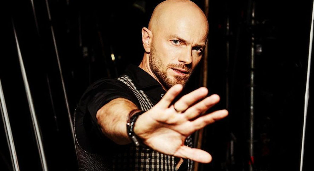 Влад Яма поспіхом зібрав усі валізи та повідомив, що вони з дружиною і сином тікають з країни: “Уматуємо” 