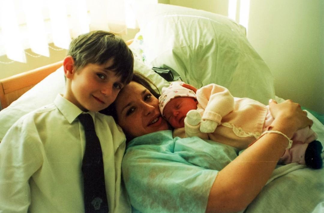 Оксана Марченко з сином та новонародженою донькою