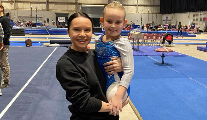 Лілія Подкопаєва з маленькою гімнасткою, яка народилася без ніг