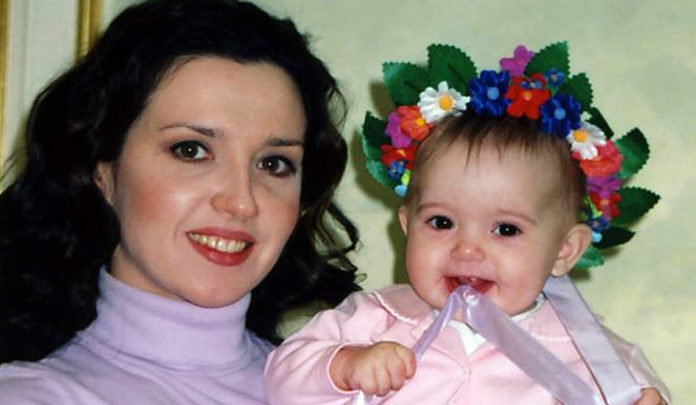 Оксана Марченко з маленькою донькою. Фото взято з відкритих джерел Оксана Марченко з маленькою донькою. Фото взято з відкритих джерел
