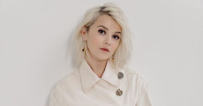 Міка Ньютон повертається додому