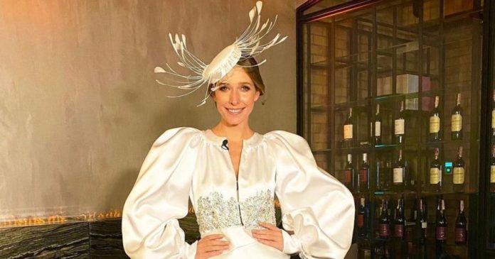 Катя Осадча обхопила живіт руками, щоб приховати цікаве положення, але видала себе