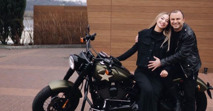 Молода дружина Віктора Павліка показала округлий животик Молода дружина Віктора Павліка показала округлий животик