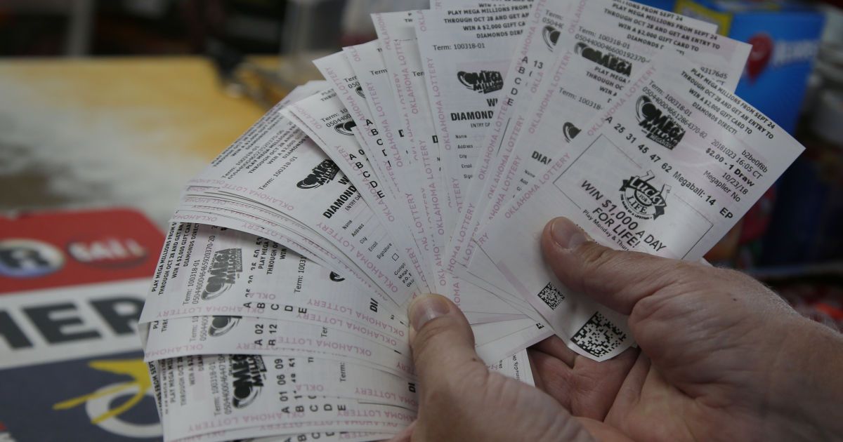 Жінка вибрала лотерейний квиток і тепер має довести, що саме вона його придбала