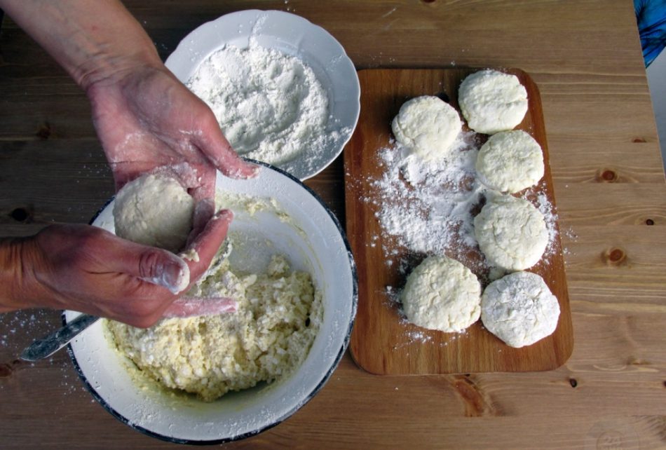Как сделать сырники из творога на сковороде в домашних условиях пошагово рецепт с фото пышные