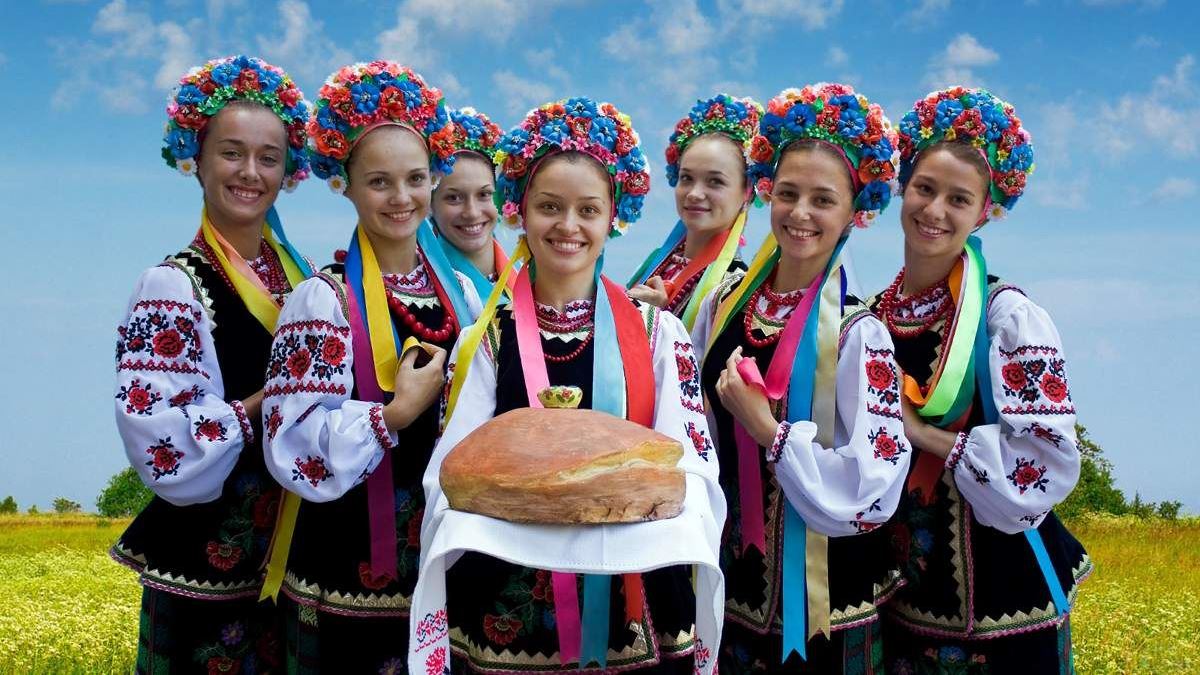 Українки у національних костюмах