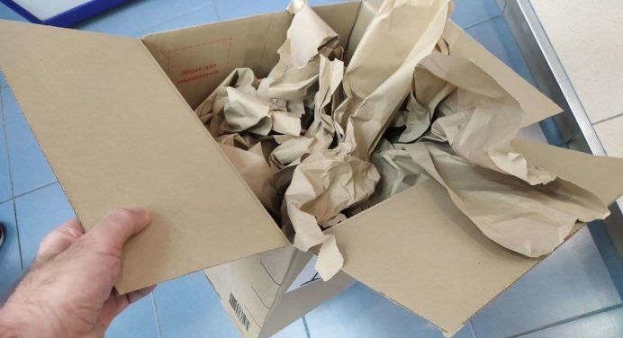 Українці обурені роботою Нової пошти: дніпрянин показав, як пляшку вагою 2 кг запакували у коробку на 10 кг 