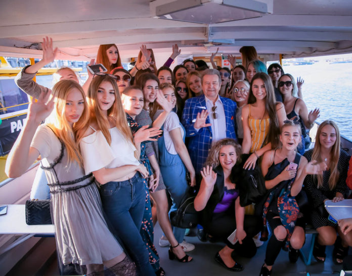 Михайло Поплавський у своєму стилі в оточенні студенток