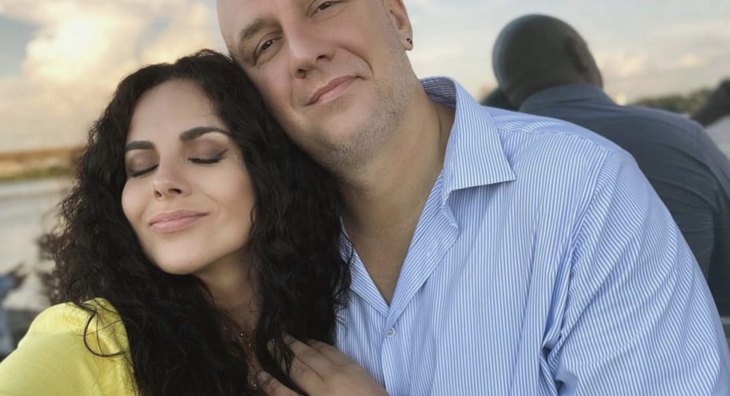 34-річна Настя Каменських посадила на свої коліна кучеряве маля, яке приховувала 5 років та показала його людям 