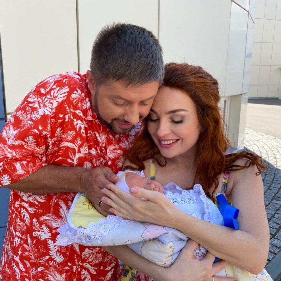 Вікторія Булітко з немовлям та чоловіком